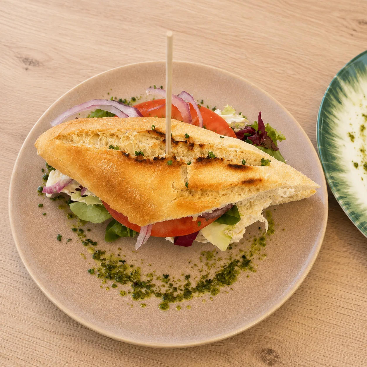 Bocadillo y ensalada